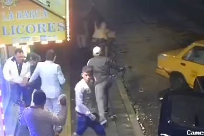 uno de los pillos persiguió a las mujeres que corrieron asustadas.