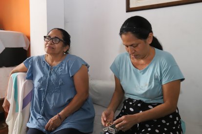 Olga, junto a su madre, relata el dolor por el deceso de sus nietos y su nuera, mientras sostiene un cofre con sus pertenencias.