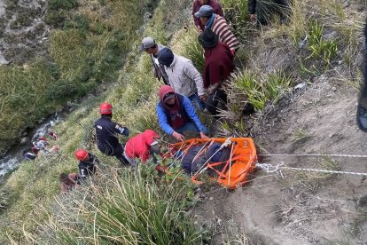 Una cadena humana permitió recuperar los cadáveres y a los heridos.