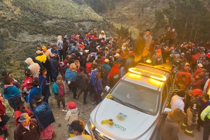 La gente se reunió para organizarse y enfrentar la tragedia junto a los bomberos.