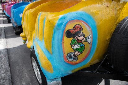Los vagones, hechos de fibra, mantienen algunas figuras emblemáticas de Walt Disney.