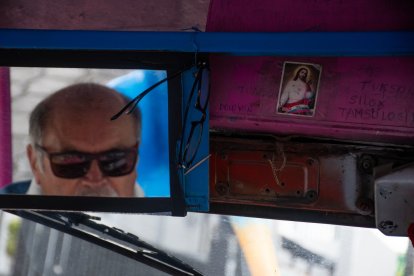 El ‘jefe’ del Gusanito va siempre acompañado en sus recorridos con una estampita religiosa de EXTRA.