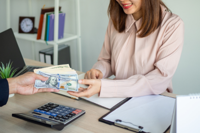 El Gobierno suele ser quien tiene que fijar el SBU en Ecuador.