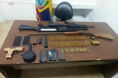 Además de las armas, los uniformados encontraron municiones de varios calibres.