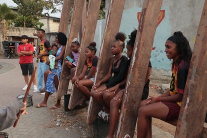 Los vecinos quedan ‘hipnotizados’ con cada ensayo de la agrupación en Nigeria.