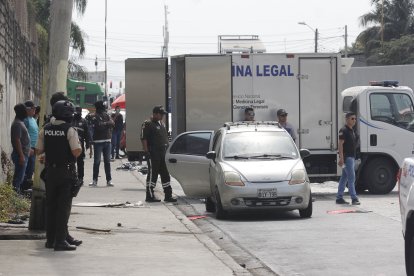 Los cuerpos fueron embarcados en el carro de Medicina Legal y llevados al Laboratorio de Criminalística.