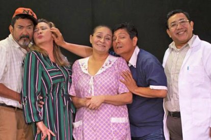 Amparo junto al elenco de Mis adorables entenados.