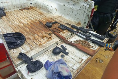 Entre las evidencias constan armas largas.