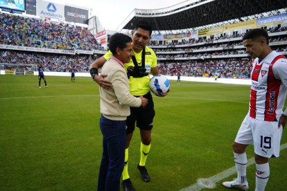 Jefferson Pérez y Álex Arce en el estadio Rodrigo Paz.