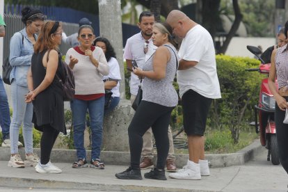 Familiares de una de las víctimas llegaron a la morgue.