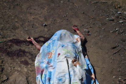 El cuerpo fue tapado con una sábana.