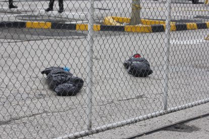 Los bultos encontrados en el parqueadero del Complejo Judicial Albán Borja.