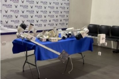 En el operativo se incautaron dispositivos de vigilancia.