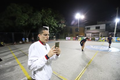 Jessie James,    transmite todos los partidos por la red social Tiktok.