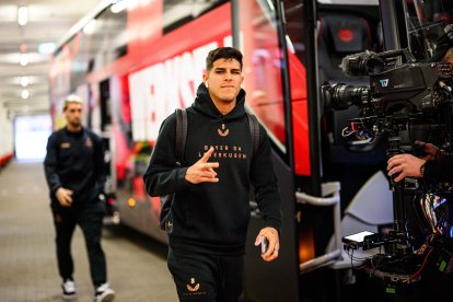 Piero Hincapié previo al partido de la Bundesliga con la camiseta de Bayer Leverkusen