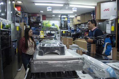 Ana Pastuña tiene la esperanza de que con el cese de apagones su negocio se reactive.