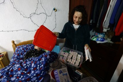 El joven debe tomar 10 pastillas diarias para tratar su enfermedad.