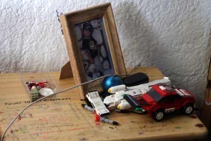 Cerca de la cama de Georgy hay una foto y juguetes de cuando era pequeño.