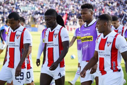 Ricardo Adé (c) es el líder de la zaga de los albos. Va por su tercer título consecutivo.