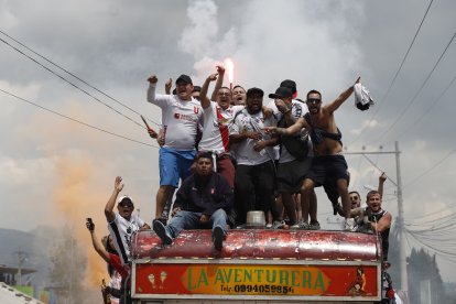 En caravana, los hinchas van llegando al estadio para el partido entre Independiente del Valle y Liga de Quito.