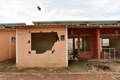 Algunas casas en la Primavera tienen orificios de impactos de proyectiles.