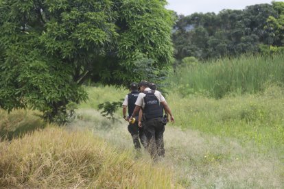 En abril, siete presuntos delincuentes fueron asesinados. Policías retiraron los cuerpos.