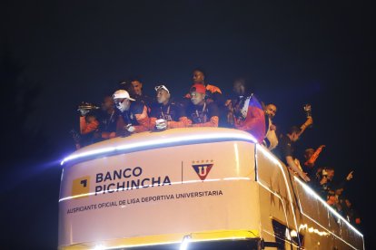 El campeón celebró recorriendo las calles de Quito.