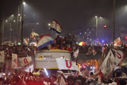Cientos de hinchas albos celebraron a los campeones.