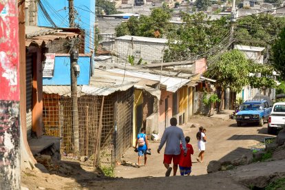 Testigos y moradores del sector informaron a la policía que el novio de la joven era presuntamente miembro de una organización criminal.