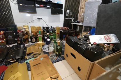 Botellas de whisky de diversas marcas reconocidas eran envasadas con otro tipo de licor.