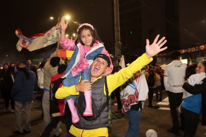 David Herdoíza llegó con su hija Tamya a festejar por el título albo. También estuvieron presentes en el estadio Banco Guayaquil.