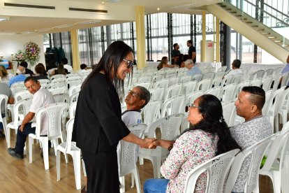 Ana María, hija de Amparo Guillén saluda con Adriana Cruz, una seguidora de su madre.