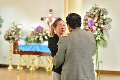 Los Entenados: Sandra Pareja y Héctor Garzón, se consuelan en el adiós de Amparo Guillén.