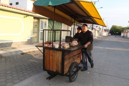 Víctor y Andrea entregan los panes de puerta a puerta, en el norte de Guayaquil.