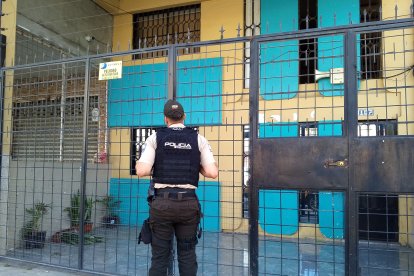 Un agente intentó conversar con ocupantes del domicilio al que iba Cobo.