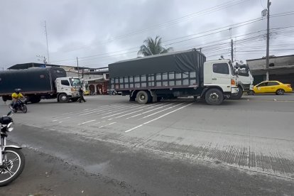 En total, fueron detenidos tres camiones, incluido el causante directo de la desgracia.