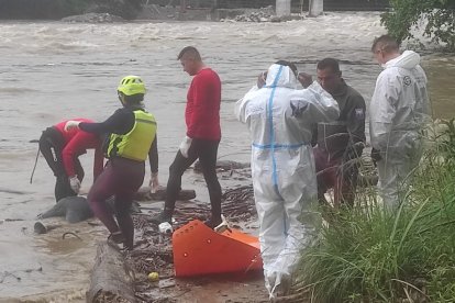 Un cuerpo fue encontrado en la orilla del río.