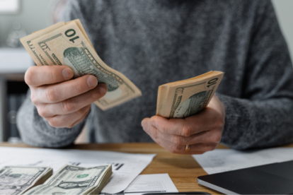 El Salario Básico en Ecuador se estableció en $ 470 en 2025.