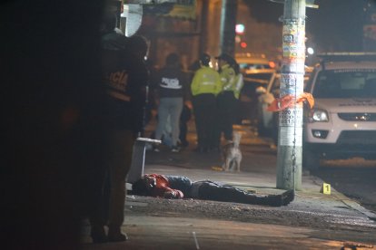 Los tres cadáveres quedaron afuera de la peluquería en Caupicho, sur de Quito.