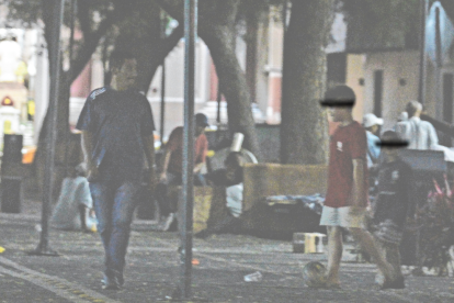 Los niños juegan en un ambiente hostil.