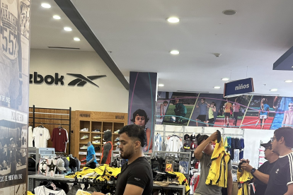 Hinchas de Barcelona en las tiendas oficiales acudieron a comprar la camiseta 2025