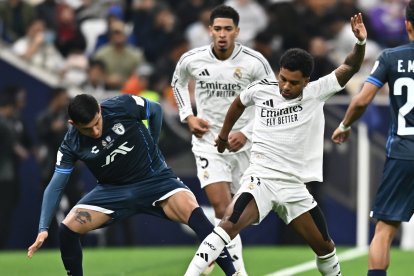 Rodrygo del Real Madrid yBryan Gonzalez del Pachuca en acción.