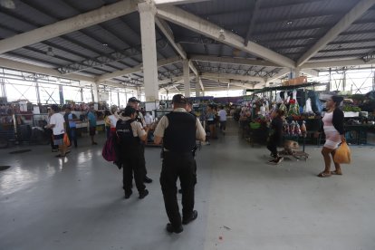 Luego de que los comerciantes denunciaran atentado policía acudió al mercado de sur de Guayaqull.