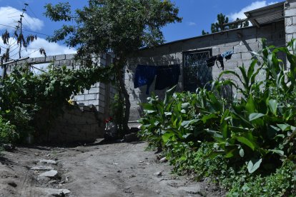 Al interior de esta casa se registró el parricidio e intento de suicidio en el sector La Roldós, noroccidente de Quito.