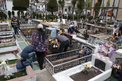 Los cementerios son utilizados para hacer rituales durante estas fechas.