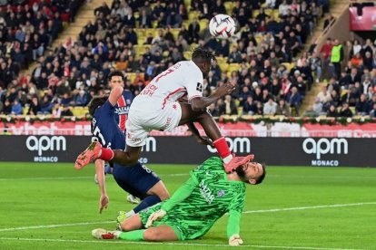 Momento en que el portero Gianluigi Donnarumma recibe el planchazo de Singo