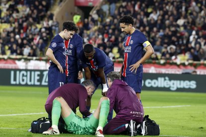 Willian Pacho (c) estuvo de cerca en la acción en que salió perjudicado Gianluigi Donnarumma en PSG