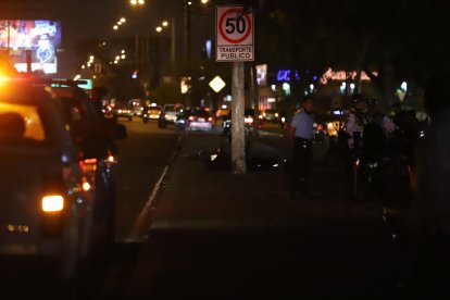 Agentes policiales tomaban indicios del crimen en el sur de Guayaquil.