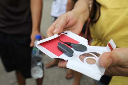 Así quedó el audífono de Thiago luego de la caída.