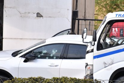 Los impactos de bala en el vehículo atacado.